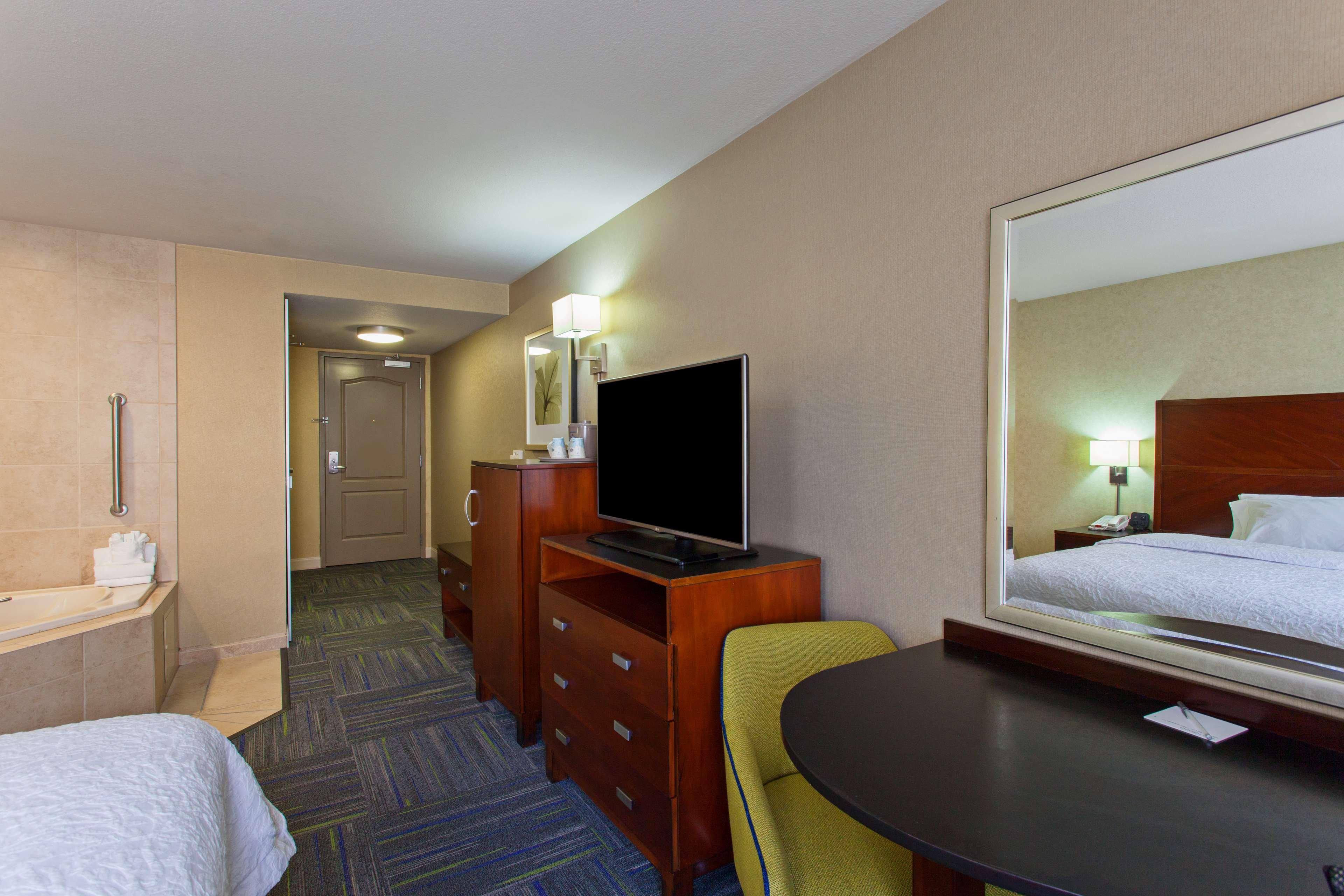 Hampton Inn And Suites Merced Exterior photo